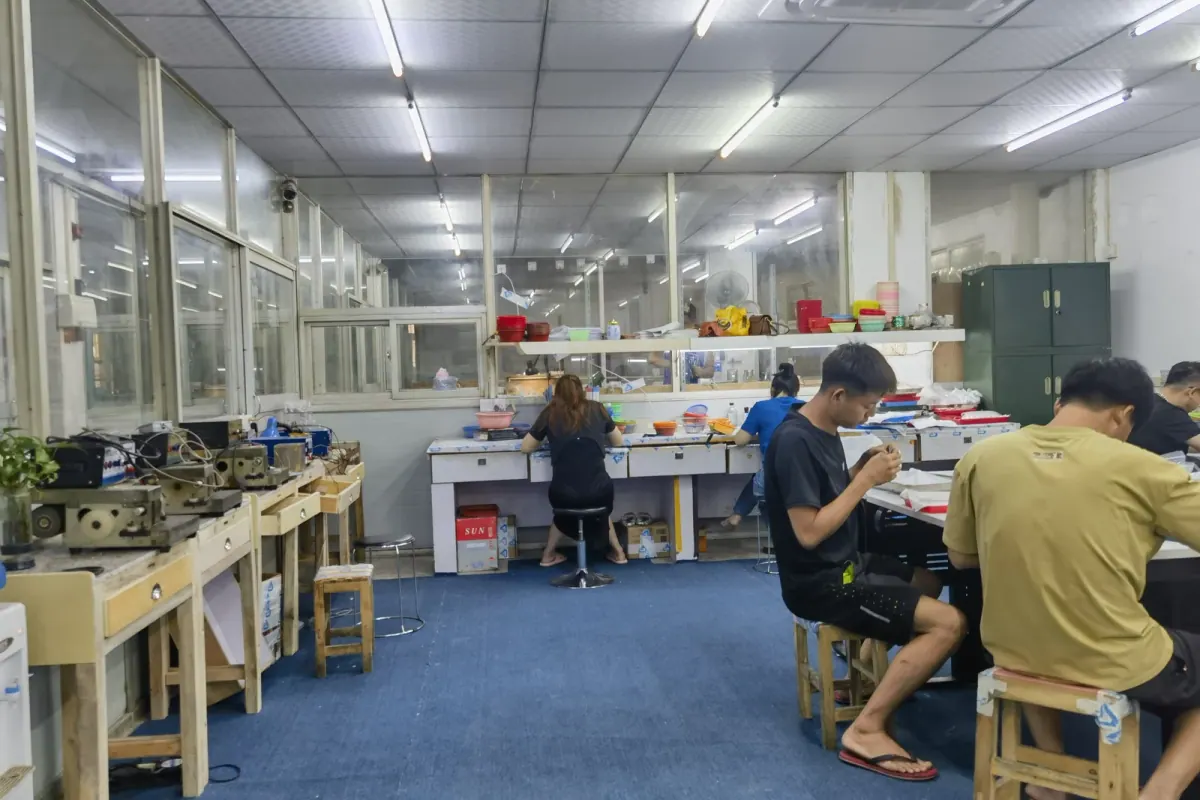 Jewelry workshop with active production stations